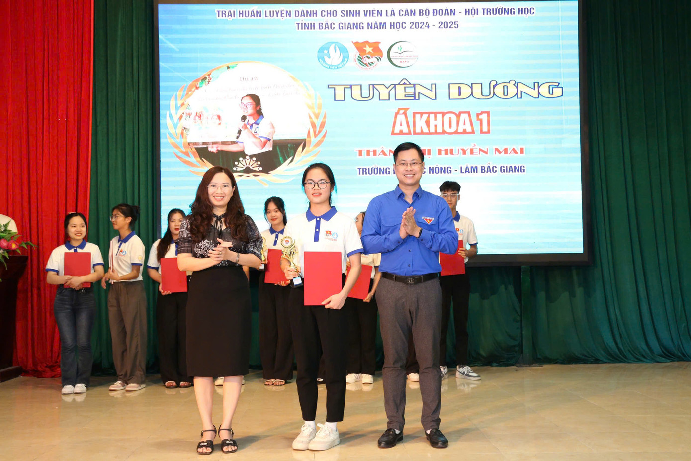 Huyền Mai được nhận nhiều bằng khen các cấp cho những nỗ lực trong công tác Đoàn. Huyền Mai được nhận nhiều bằng khen các cấp cho những nỗ lực trong công tác Đoàn.