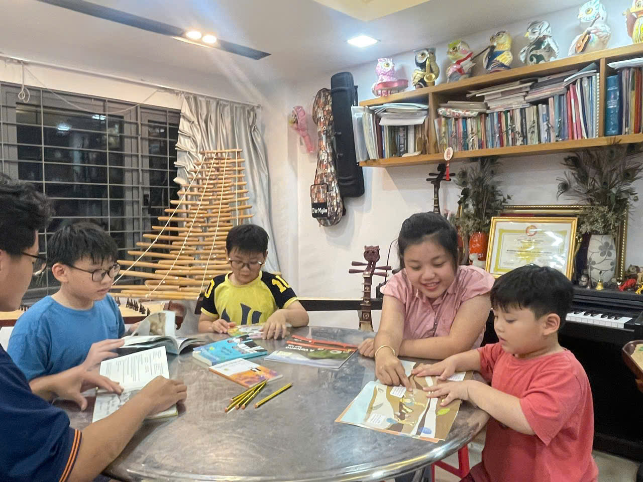 Tuệ Minh mở câu lạc bộ đọc sách miễn phí tại nhà cho các bạn nhỏ. (Ảnh: NVCC)