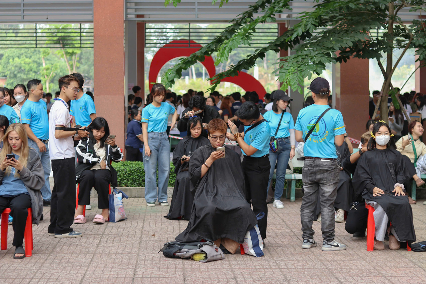 Nhiều bạn sinh viên trải nghiệm hoạt động cắt tóc miễn phí. Nhiều bạn sinh viên trải nghiệm hoạt động cắt tóc miễn phí.