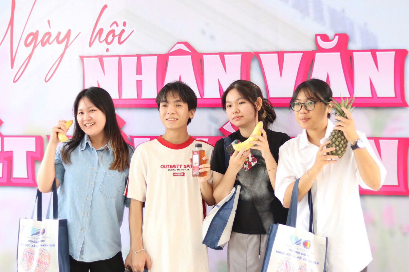 Các bạn sinh viên háo hức tham gia Ngày hội. Các bạn sinh viên háo hức tham gia Ngày hội.