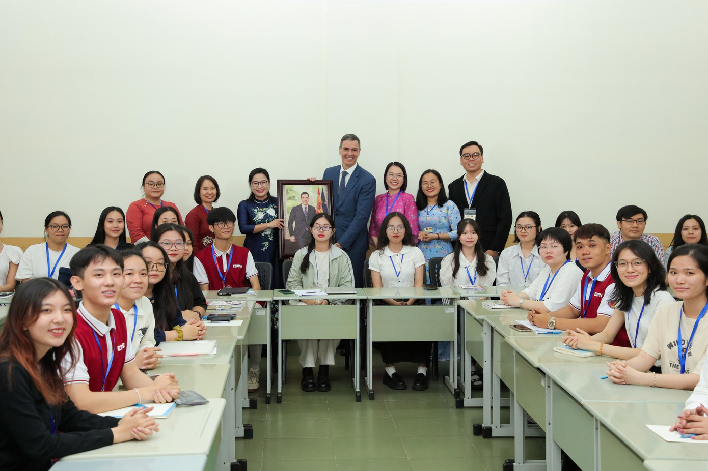 Lãnh đạo nhà trường tặng tranh cho Thủ tướng Vương quốc Tây Ban Nha. (UHSH) Lãnh đạo nhà trường tặng tranh cho Thủ tướng Vương quốc Tây Ban Nha. (UHSH)