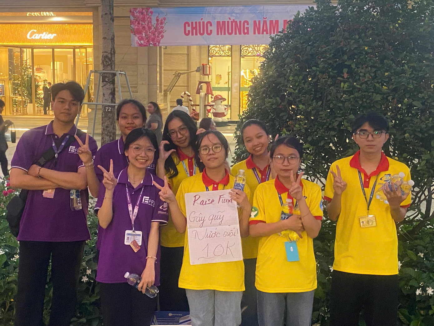 Tại Phố đi bộ Nguyễn Huệ, trước khi sự kiện bắt đầu, nhóm sinh viên khoa Tài chính – Ngân hàng của trường ĐH Mở TP. HCM đã thực hiện gây quỹ cho chiến dịch “Xuân Tình nguyện” bằng việc bán nước suối cho người dân tham gia sự kiện. Nhóm chia sẻ: “Chúng mình đến đây với mong muốn thực hiện dự án này để hỗ trợ cho những người khó khăn ở khu vực Nhà Bè (TP. HCM và tỉnh Đồng Tháp”.