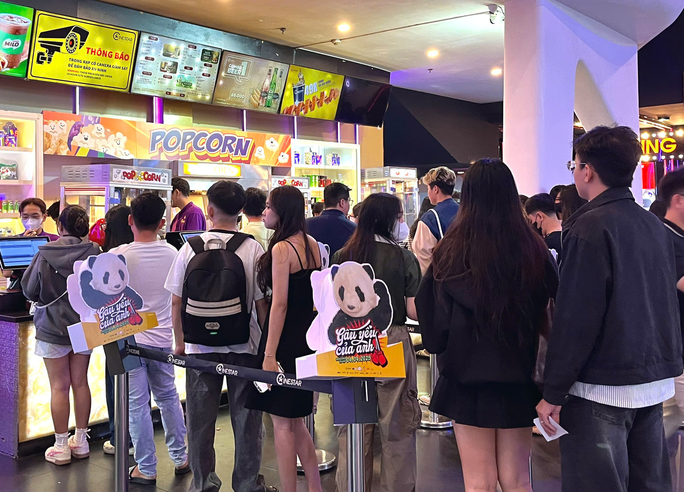 Đông đảo các bạn trẻ mua vé xem 'Địa đạo: Mặt trời trong bóng tối'. Đông đảo các bạn trẻ mua vé xem 'Địa đạo: Mặt trời trong bóng tối'.