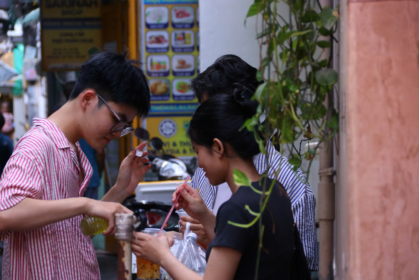 Những bạn trẻ thưởng thức các món nước uống đặc trưng của chợ.