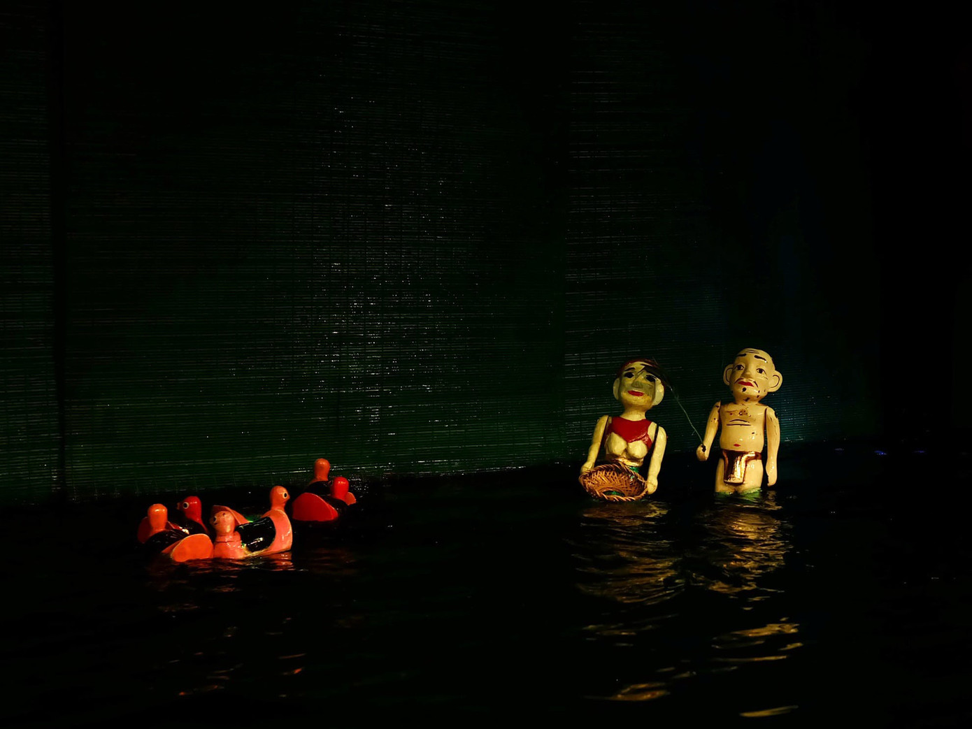 Các diễn viên hoá thân thành con rối ngụp lặn trên mặt nước. Các diễn viên hoá thân thành con rối ngụp lặn trên mặt nước.