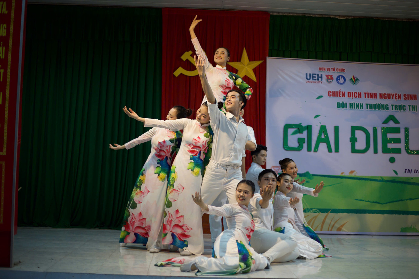 Hùng Dũng tích cực tham gia các sân chơi văn nghệ.