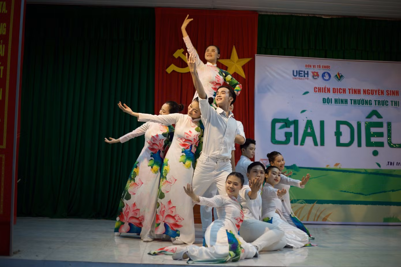 Hùng Dũng tích cực tham gia các sân chơi văn nghệ. Hùng Dũng tích cực tham gia các sân chơi văn nghệ.