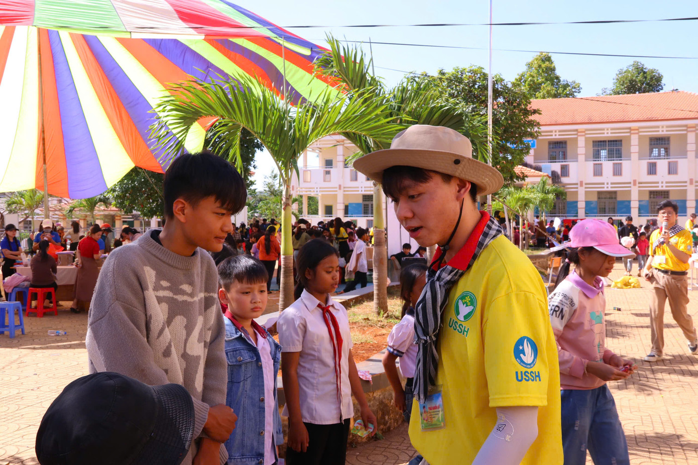 Các em học sinh xã Đăk Ơ thích thú tham gia các chương trình do các anh chị sinh viên tình nguyện tổ chức, Các em học sinh xã Đăk Ơ thích thú tham gia các chương trình do các anh chị sinh viên tình nguyện tổ chức,