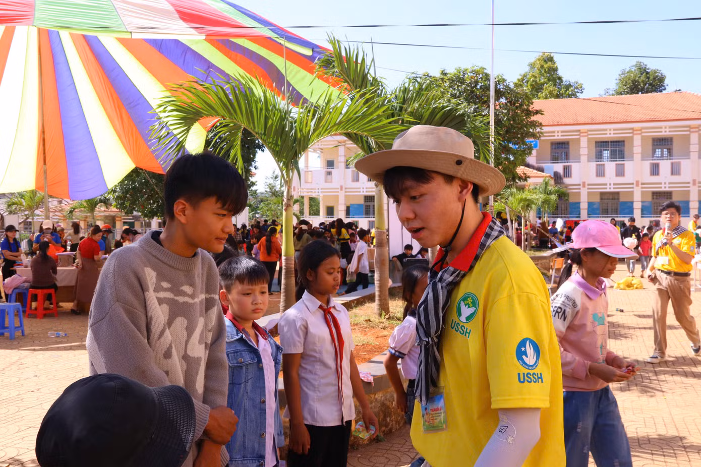 Các em học sinh xã Đăk Ơ thích thú tham gia các chương trình do các anh chị sinh viên tình nguyện tổ chức,