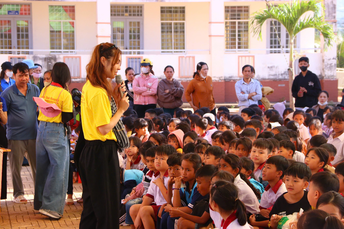 Nghệ sĩ MLee cùng giao lưu với các em tại chương trình Nghệ sĩ MLee cùng giao lưu với các em tại chương trình