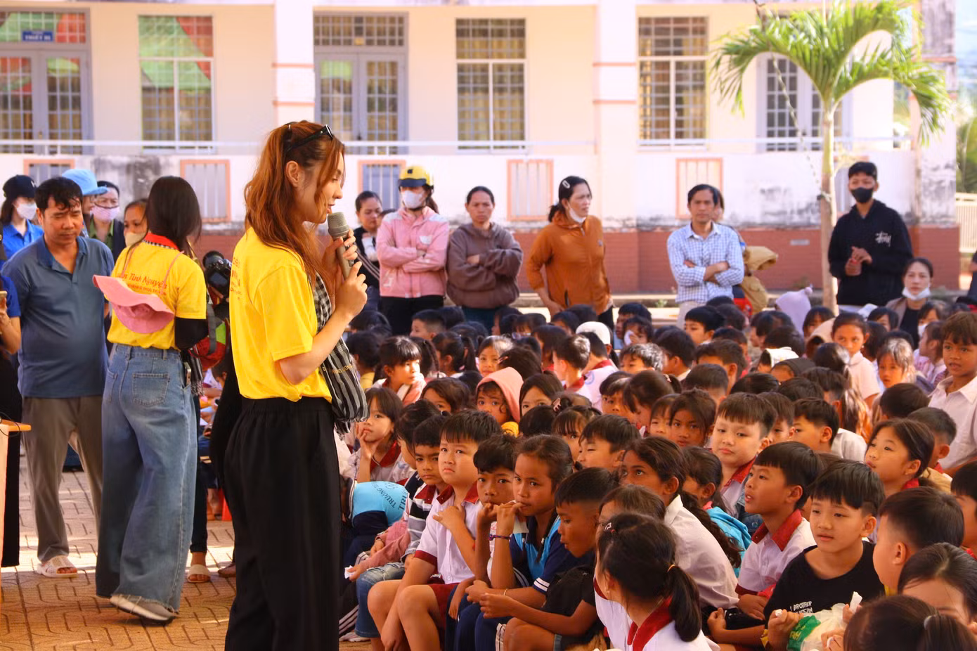 Nghệ sĩ MLee cùng giao lưu với các em tại chương trình