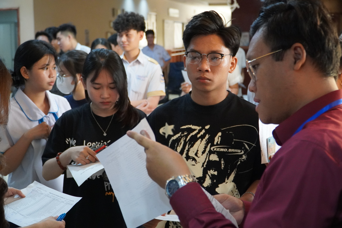 Cán bộ coi thi kiểm tra thông tin thí sinh trước khi vào phòng thi.