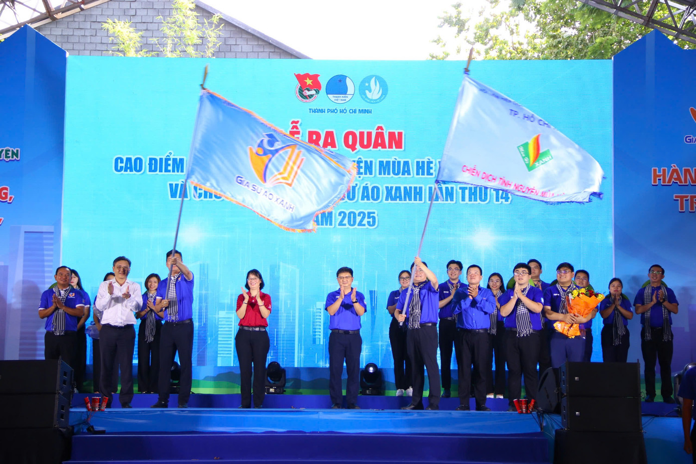 Nghi thức trao cờ xuất quân cho chiến dịch tình nguyện 'Mùa Hè Xanh' và chương trình 'Gia sư áo xanh'. Nghi thức trao cờ xuất quân cho chiến dịch tình nguyện 'Mùa Hè Xanh' và chương trình 'Gia sư áo xanh'.