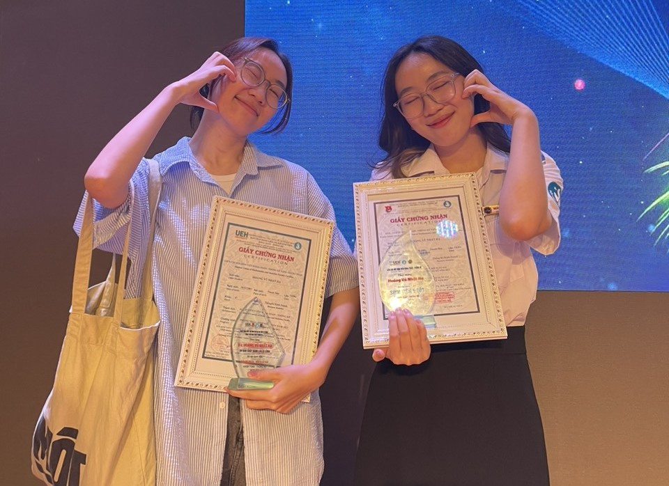 Nhật Hạ và Minh Thu quyết tâm rời Thanh Hóa theo đuổi ước mơ.