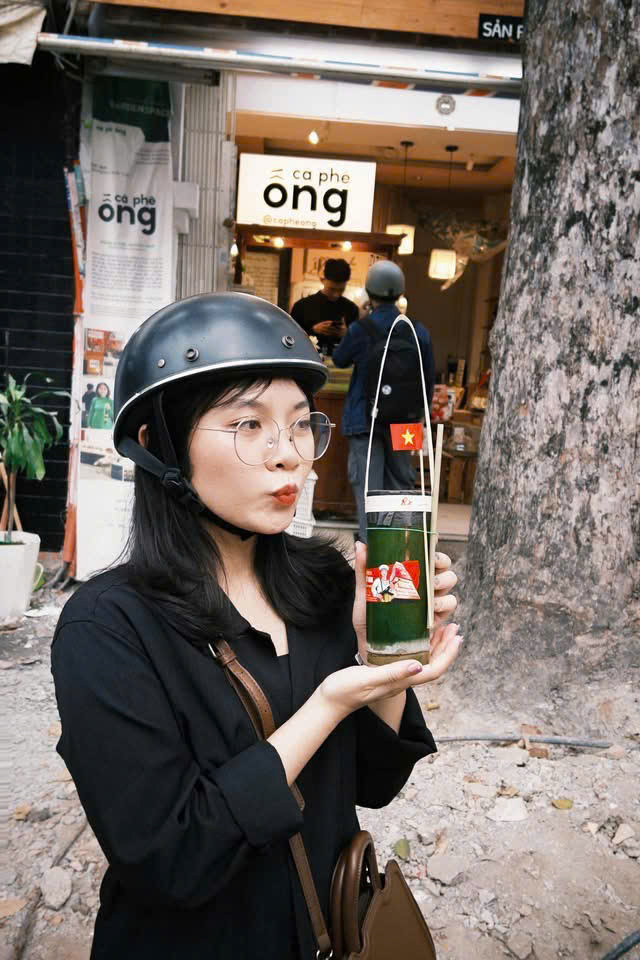 Bạn trẻ háo hức khi mua được cà phê ống tre. (Ảnh: Nguyễn Trần Hiếu & Quỳnh Mai) Bạn trẻ háo hức khi mua được cà phê ống tre. (Ảnh: Nguyễn Trần Hiếu & Quỳnh Mai)