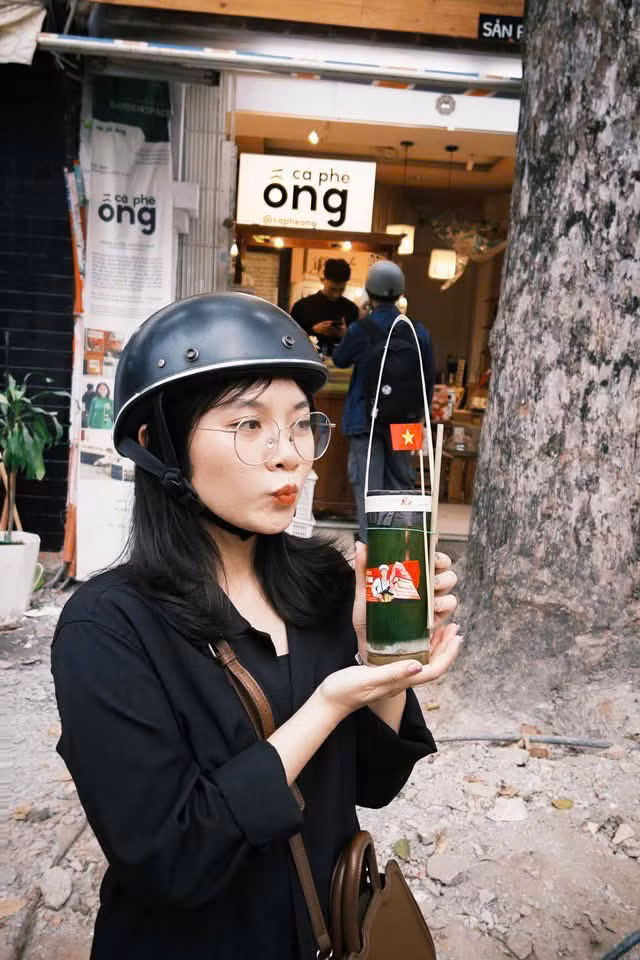 Bạn trẻ háo hức khi mua được cà phê ống tre. (Ảnh: Nguyễn Trần Hiếu &amp; Quỳnh Mai)