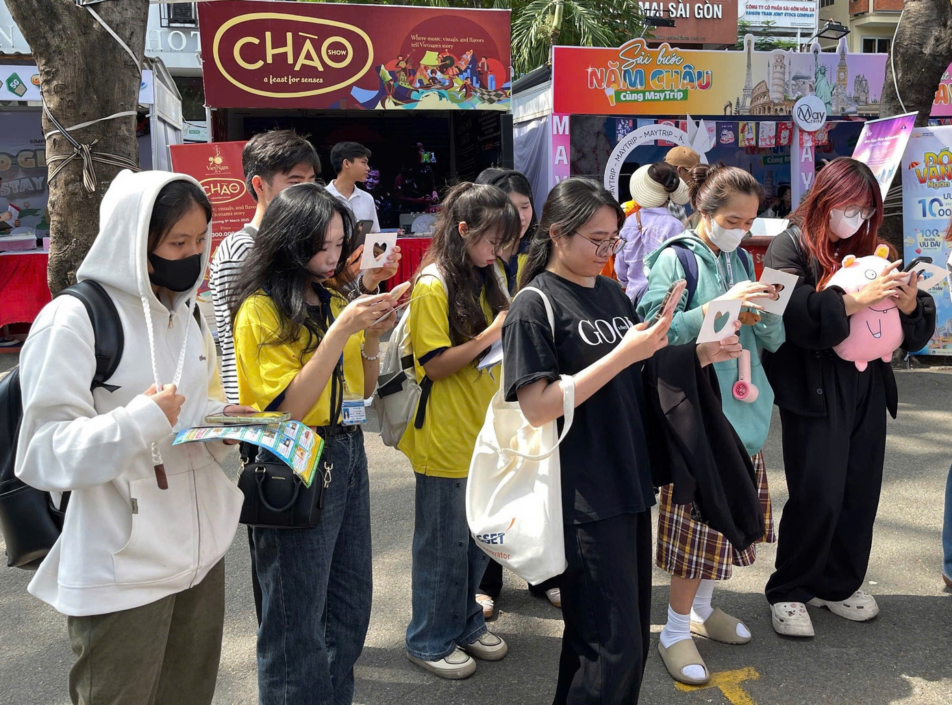 Đông đảo bạn trẻ tham gia Ngày hội, dù thời tiết nắng gắt giữa trưa.