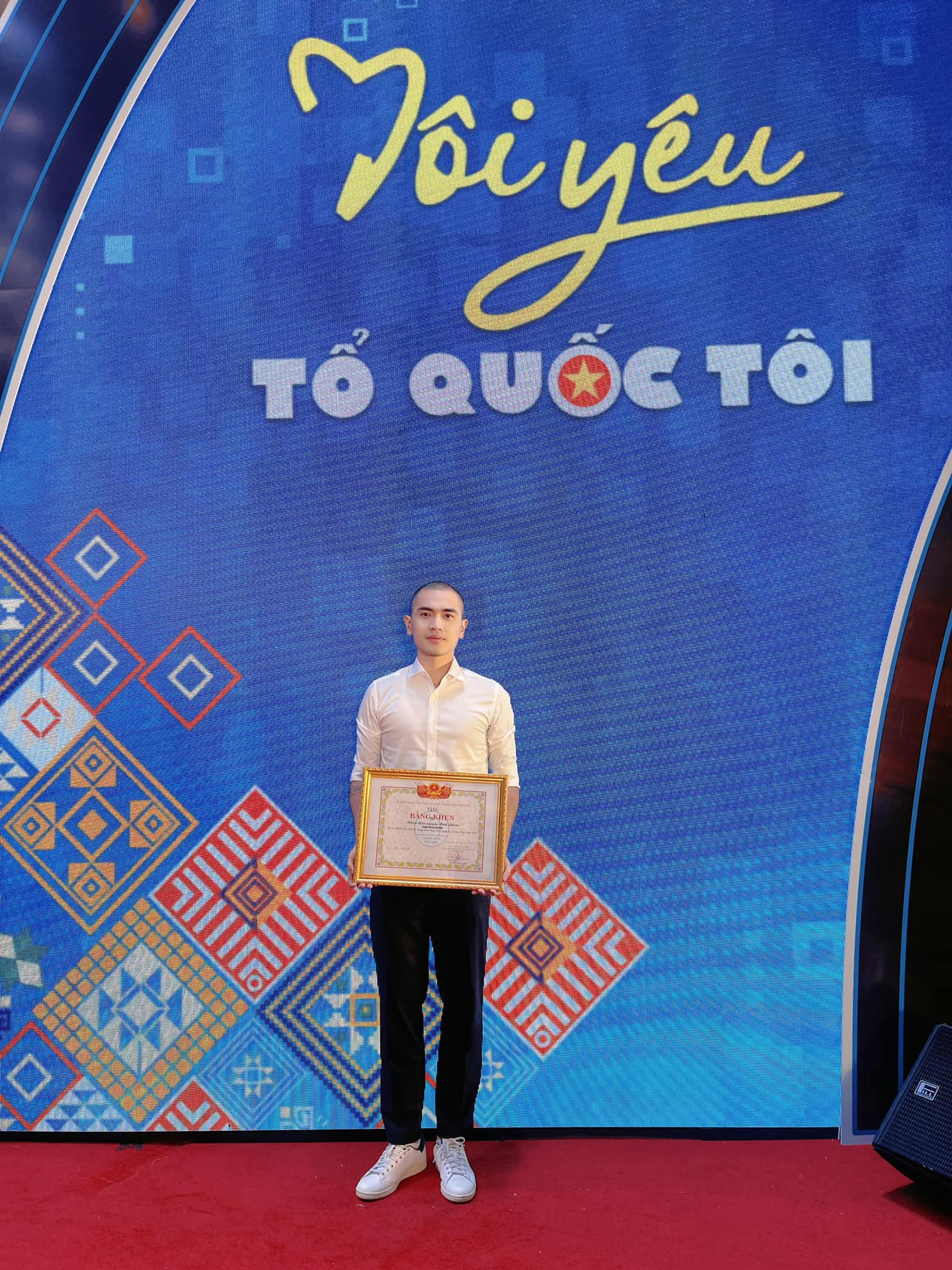 Nhóm thiện nguyện Minh Phước và Quang Triều nhận được nhiều bằng khen của T.Ư Đoàn và Hội LHTN Việt Nam. (Ảnh: NVCC)