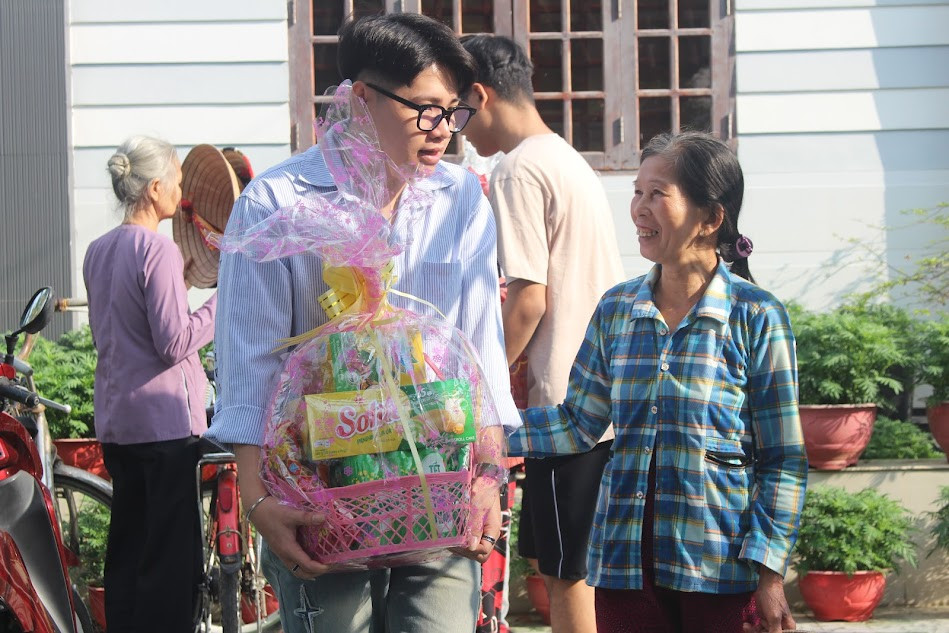Phần quà nhỏ nhưng mang lại niềm vui cho bà con xã Tân Hội. Phần quà nhỏ nhưng mang lại niềm vui cho bà con xã Tân Hội.