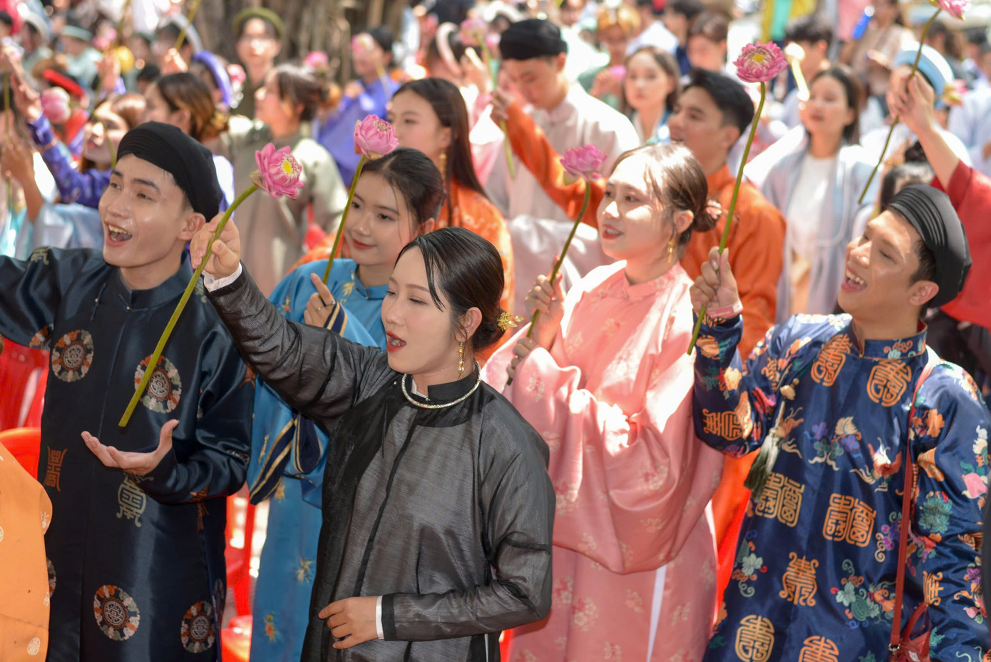 Bạn trẻ hòa giọng trong ca khúc Một vòng Việt Nam tại Suối Tiên.