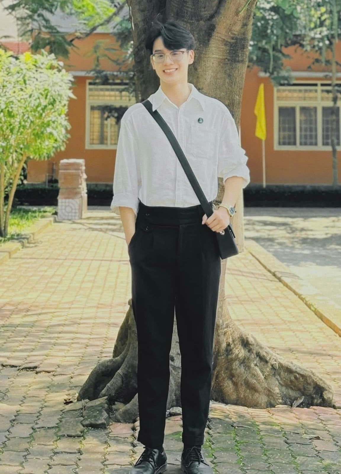 Nam sinh Nhân văn với gương mặt điển trai. Nam sinh Nhân văn với gương mặt điển trai.