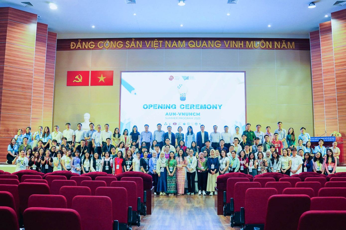 76 sinh viên các nước ASEAN cùng chụp hình với Ban tổ chức Trại Hè. (Ảnh: ĐHQG TP. HCM) 76 sinh viên các nước ASEAN cùng chụp hình với Ban tổ chức Trại Hè. (Ảnh: ĐHQG TP. HCM)