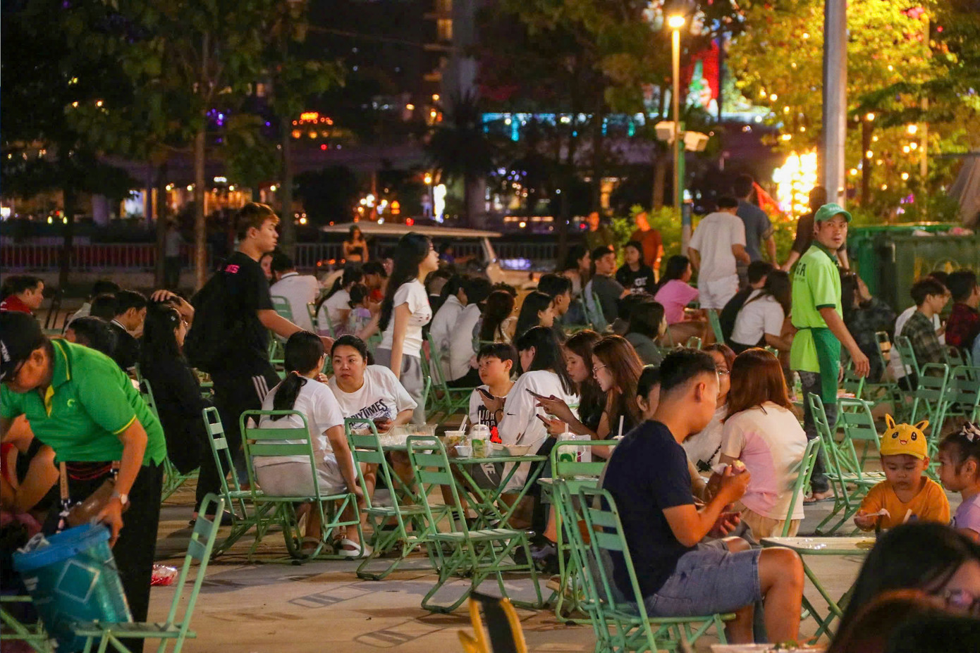 Công viên D-Joy với nhiều gian hàng trò chơi và khu ẩm thực thu hút nhiều bạn trẻ.