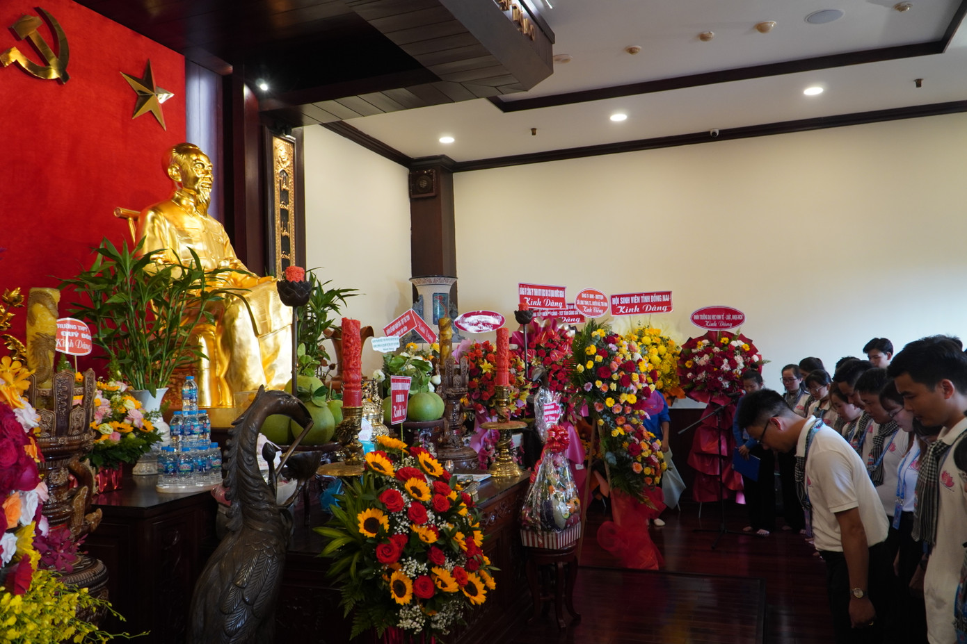 Các đại biểu dâng hoa, dâng hương lên Bác.