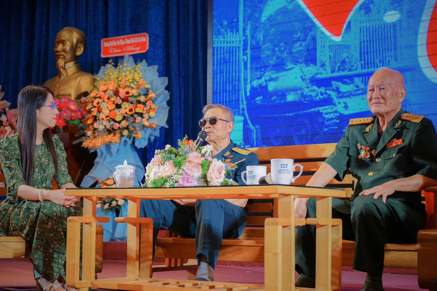 Các nhân chứng lịch sử chia sẻ với các bạn sinh viên tại chương trình. (Ảnh: NTCC) Các nhân chứng lịch sử chia sẻ với các bạn sinh viên tại chương trình. (Ảnh: NTCC)