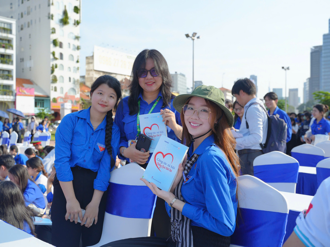 Các bạn trẻ chụp hình với hoa hậu Bảo Ngọc. Các bạn trẻ chụp hình với hoa hậu Bảo Ngọc.