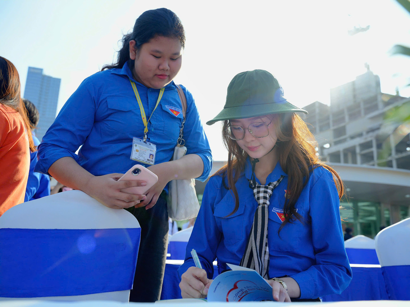 Hoa hậu Bảo Ngọc đang ký tặng sách 'Công tác xã hội trong trái tim tôi' cho các bạn trẻ tại Lễ ra quân. Hoa hậu Bảo Ngọc đang ký tặng sách 'Công tác xã hội trong trái tim tôi' cho các bạn trẻ tại Lễ ra quân.