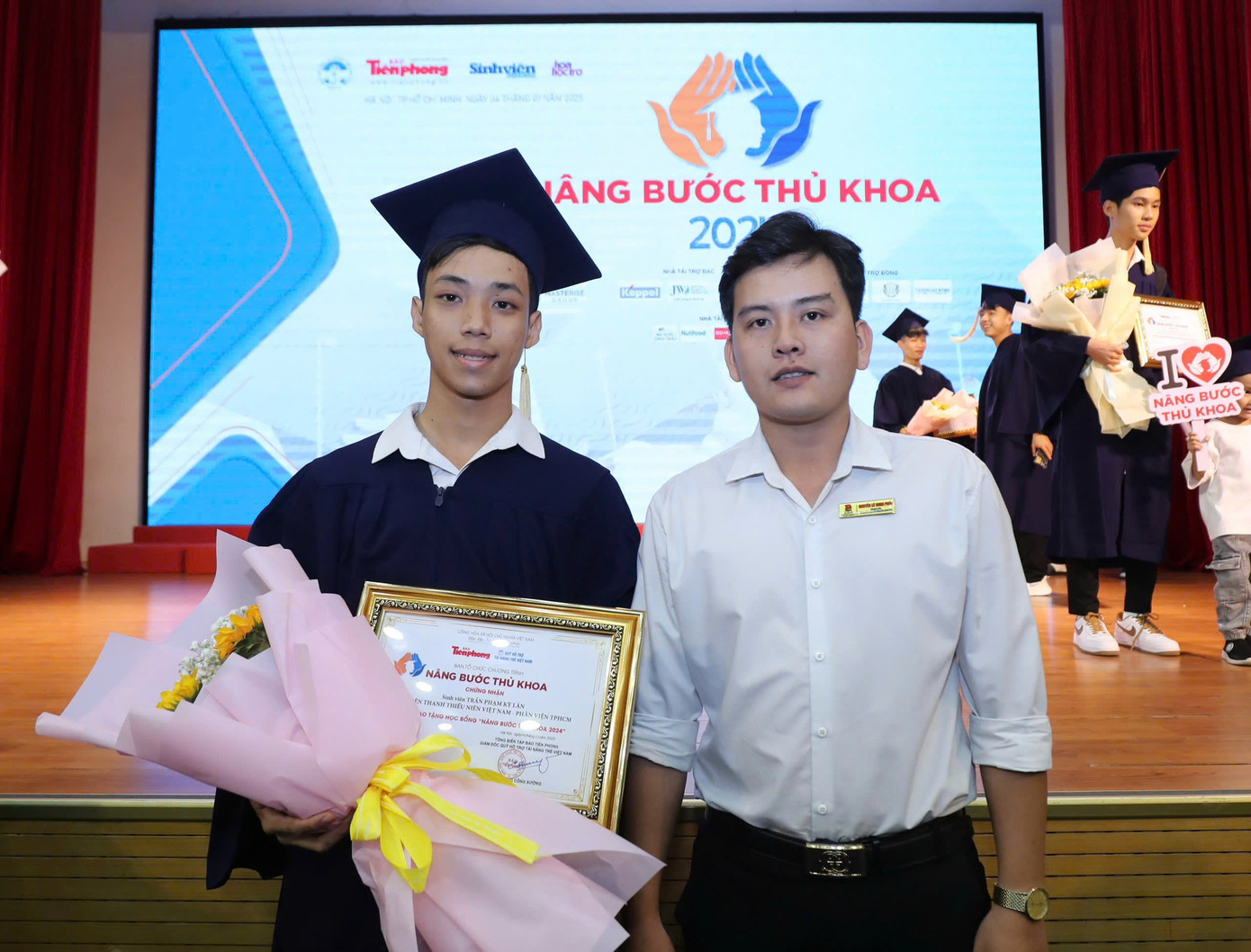 Thầy Nguyễn Lê Minh Phúc (bên phải) đồng hành với sinh viên Trần Phạm Kỳ Lân.