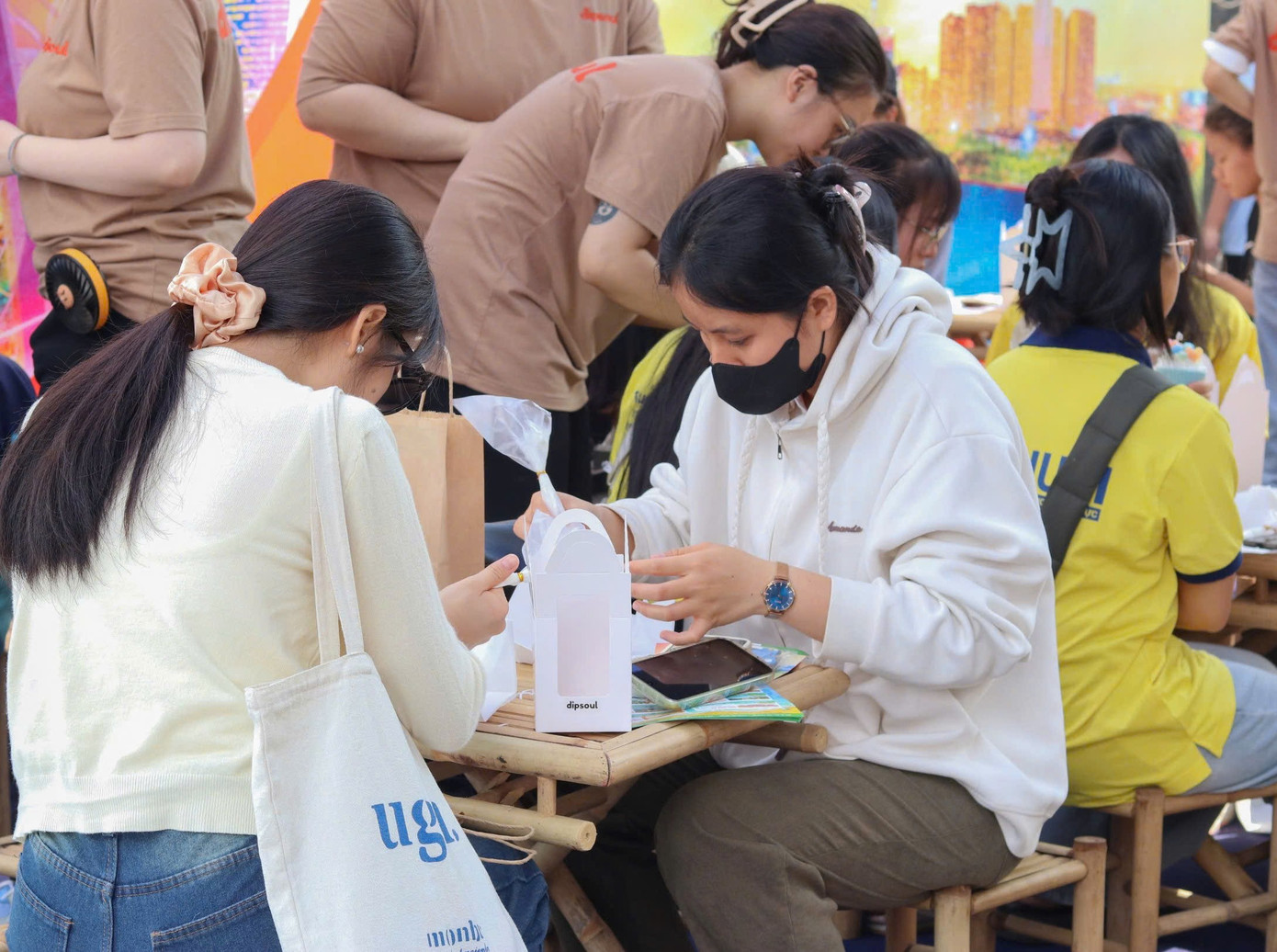 Không chỉ &apos;săn&apos; tour giá rẻ, nhiều bạn trẻ còn hào hứng tham gia các hoạt động trải nghiệm tại gian hàng.