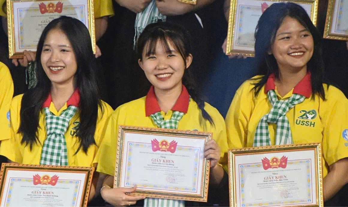 Gia Băng (giữa) được khen thưởng tại chiến dịch &apos;Xuân Tình nguyện&apos; năm 2024.