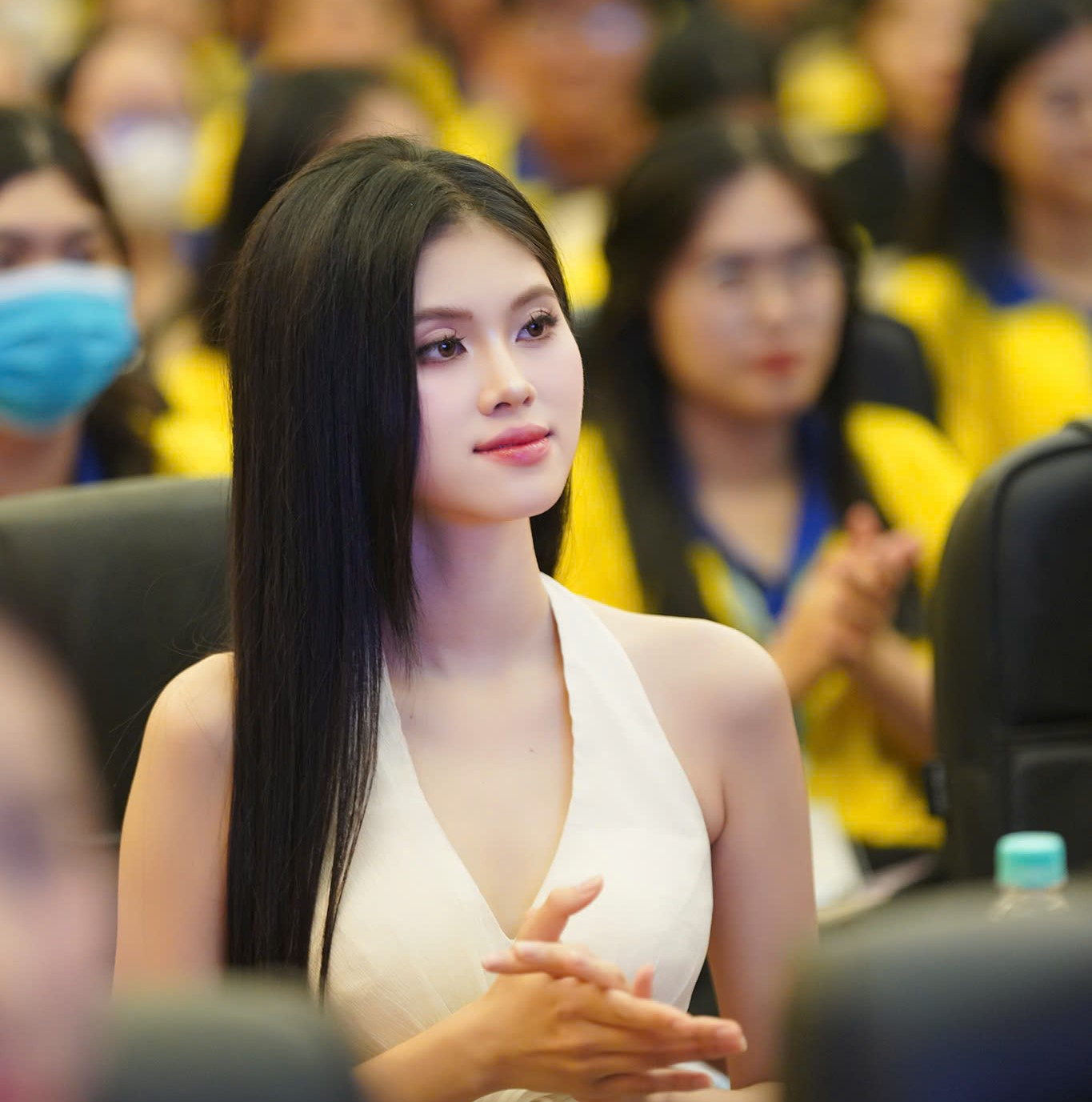 Các bạn trẻ hào hứng với những ca khúc trẻ trung của hai ca sĩ khách mời. (Ảnh: Phạm Nguyễn) Các bạn trẻ hào hứng với những ca khúc trẻ trung của hai ca sĩ khách mời. (Ảnh: Phạm Nguyễn)