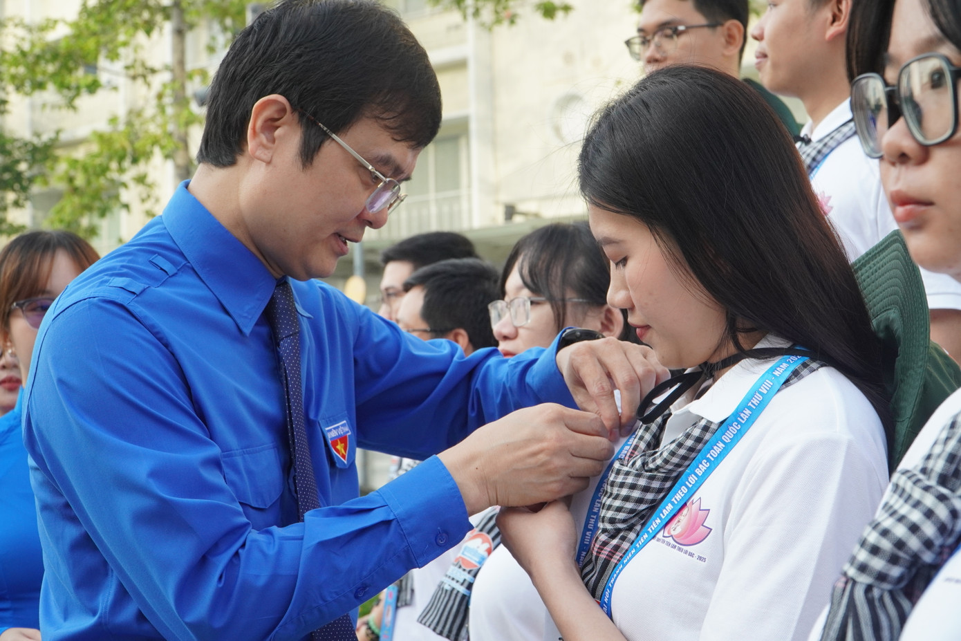 Anh Bùi Quang Huy - Ủy viên dự khuyết T.Ư Đảng, Bí thư thứ nhất T.Ư Đoàn trao huy hiệu cho đại biểu &apos;Thanh niên tiên tiến làm theo lời Bác&apos;, năm 2025.