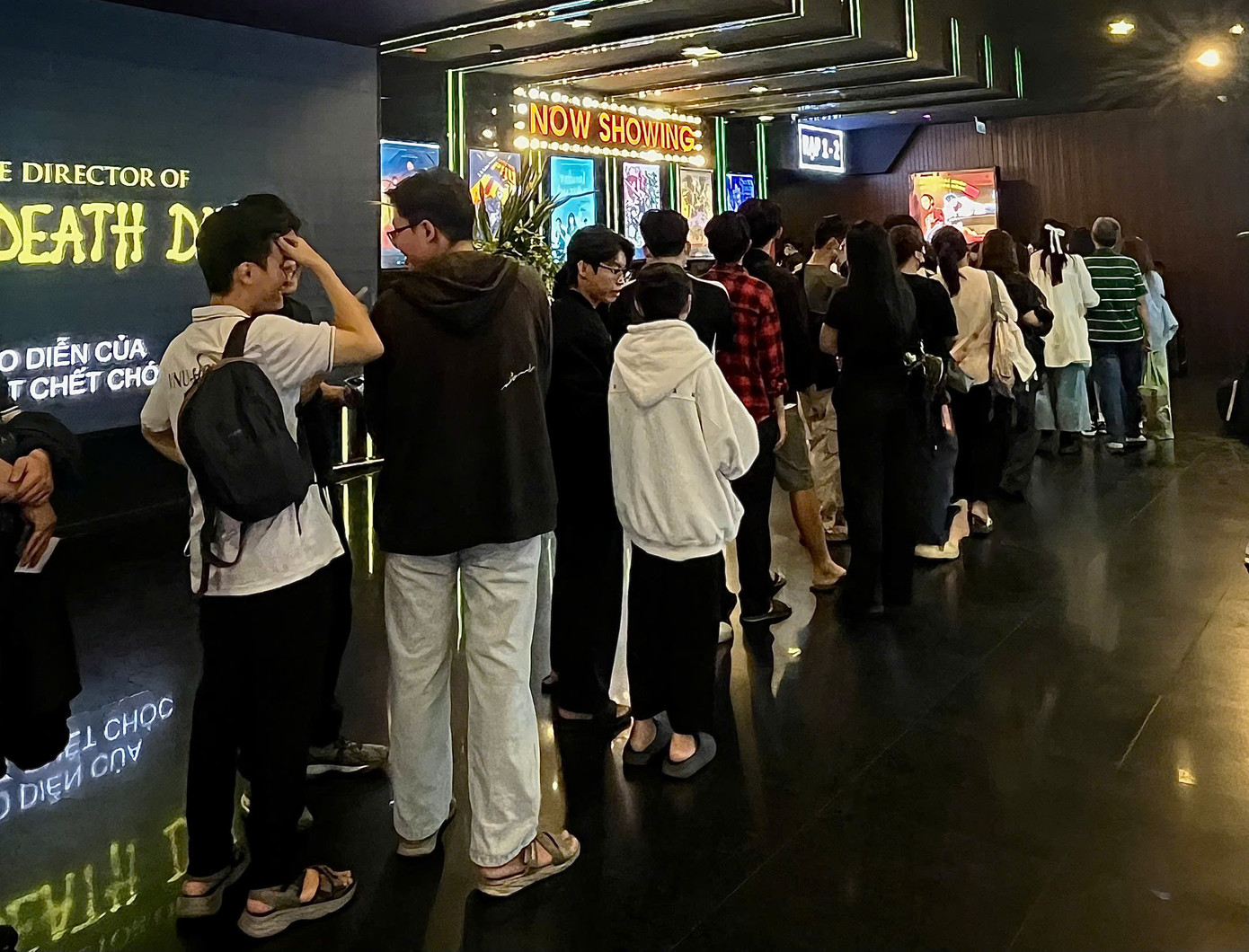 Khán giả xếp hàng dài chờ vào xem 'Địa đạo: Mặt trời trong bóng tối', tại rạp chiếu phim (Q. 1, TP. HCM). Khán giả xếp hàng dài chờ vào xem 'Địa đạo: Mặt trời trong bóng tối', tại rạp chiếu phim (Q. 1, TP. HCM).