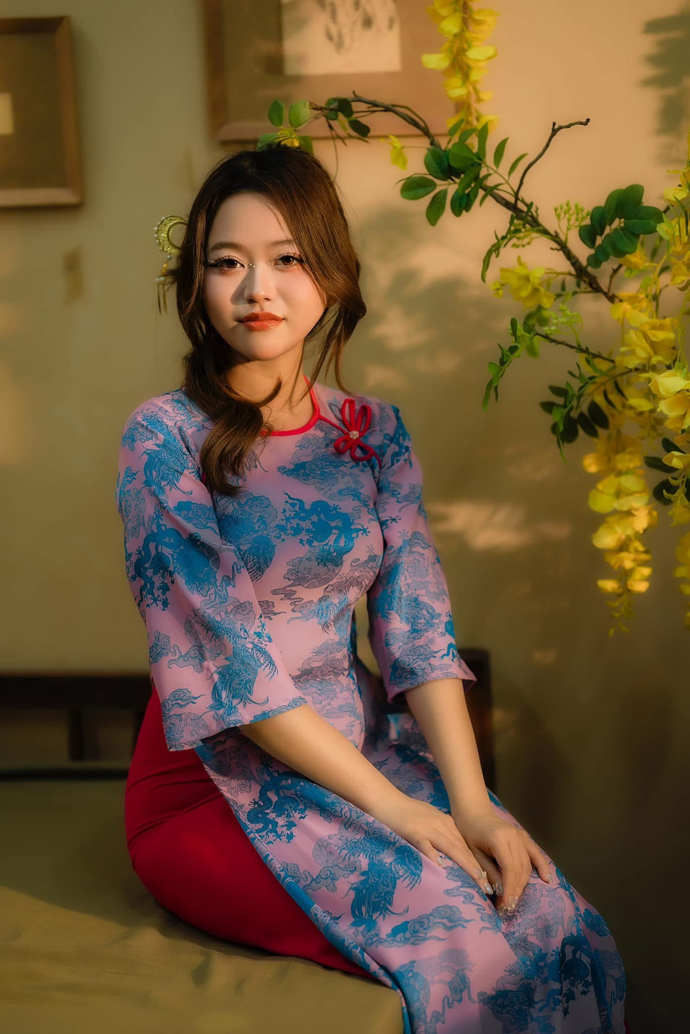 Áo dài nữ cách tân, hoạ tiết truyền thống, kiểu rộng. (Ảnh: Minh Thư) Áo dài nữ cách tân, hoạ tiết truyền thống, kiểu rộng. (Ảnh: Minh Thư)