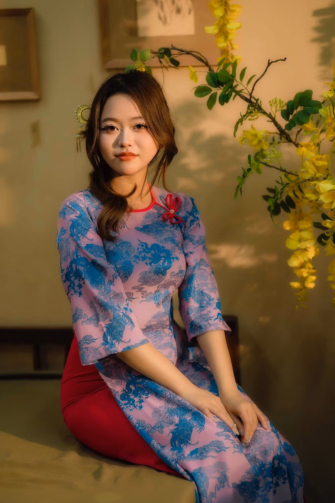 Áo dài nữ cách tân, hoạ tiết truyền thống, kiểu rộng. (Ảnh: Minh Thư)