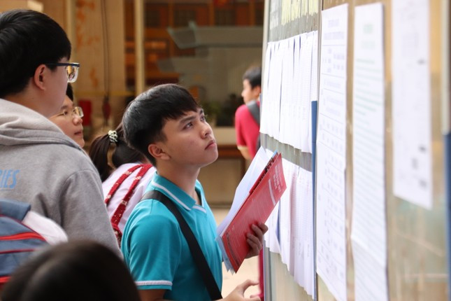 Thí sinh làm thủ tục dự thi tốt nghiệp THPT năm 2024 tại TP. HCM. Thí sinh làm thủ tục dự thi tốt nghiệp THPT năm 2024 tại TP. HCM.