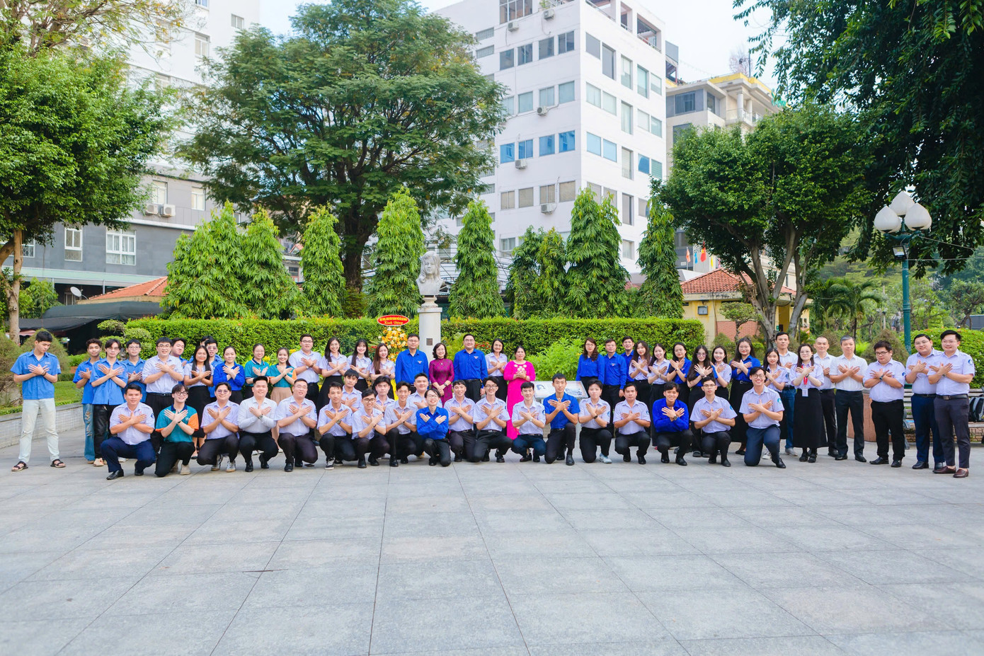 Các đại biểu chụp hình trước tượng đài Liệt sĩ Quách Thị Trang, sau khi công trình được chỉnh trang. Các đại biểu chụp hình trước tượng đài Liệt sĩ Quách Thị Trang, sau khi công trình được chỉnh trang.