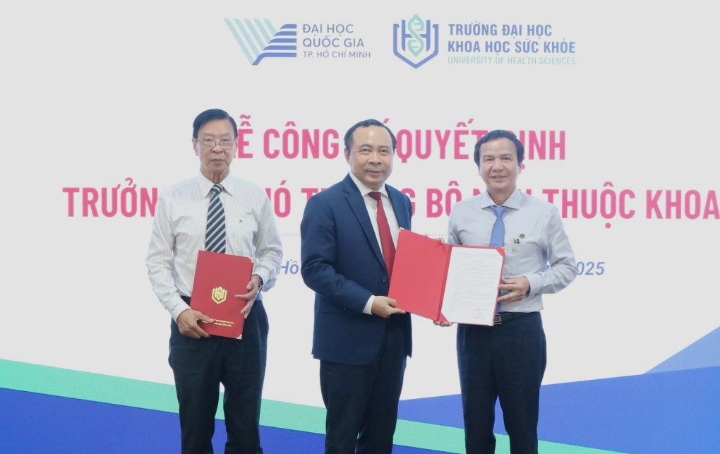 Ông Lê Đình Thanh - Giám đốc Bệnh viện Thống Nhất (ngoài cùng, bên phải) nhận quyết định phân công nhiệm vụ từ PGS. TS Vũ Hải Quân - Giám đốc ĐHQG TP. HCM, Hiệu trưởng trường ĐH Khoa học Sức khỏe. (Ảnh: ĐHQG TP. HCM) Ông Lê Đình Thanh - Giám đốc Bệnh viện Thống Nhất (ngoài cùng, bên phải) nhận quyết định phân công nhiệm vụ từ PGS. TS Vũ Hải Quân - Giám đốc ĐHQG TP. HCM, Hiệu trưởng trường ĐH Khoa học Sức khỏe. (Ảnh: ĐHQG TP. HCM)