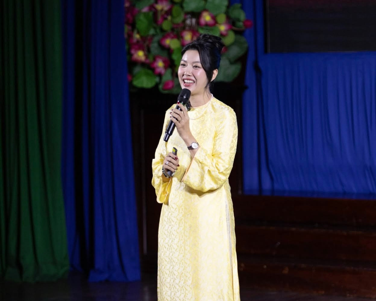 Á hậu Thúy Vân khép lại chương trình bằng những câu chuyện đầy cảm hứng. Á hậu Thúy Vân khép lại chương trình bằng những câu chuyện đầy cảm hứng.