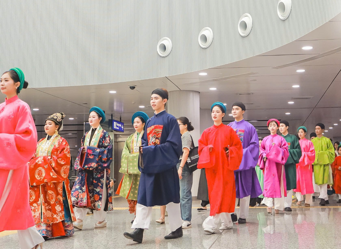 Hàng trăm bạn trẻ trong trang phục truyền thống Việt Nam tham gia đồng diễn tại ga Metro Bến Thành. (Ảnh: Tóc xanh vạt áo)