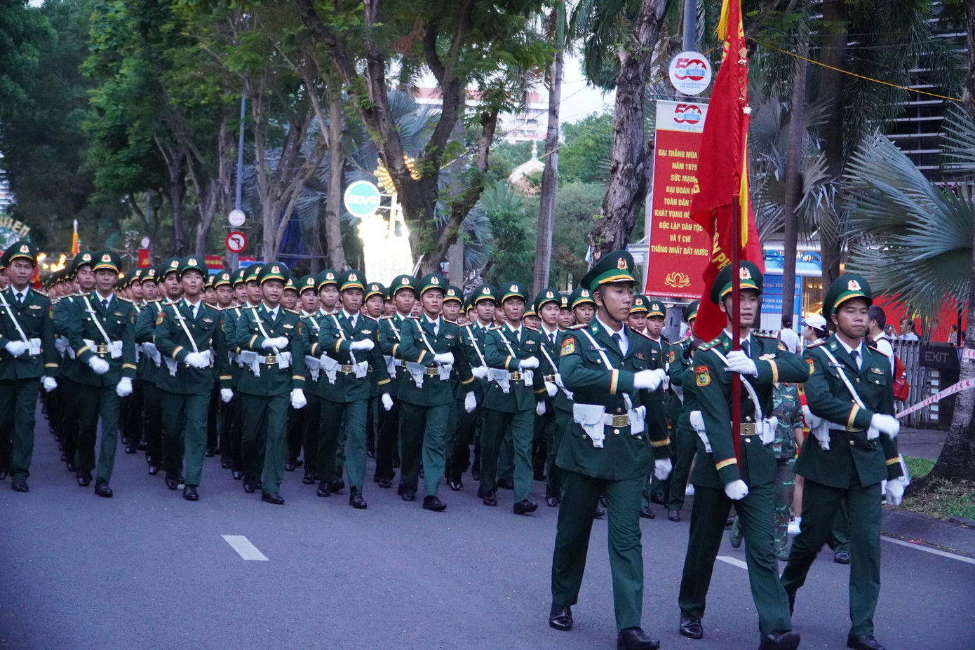 Các khối diễu binh trên đường Lê Duẩn (Q. 1) trước giờ Tổng hợp luyện tối 25/4.