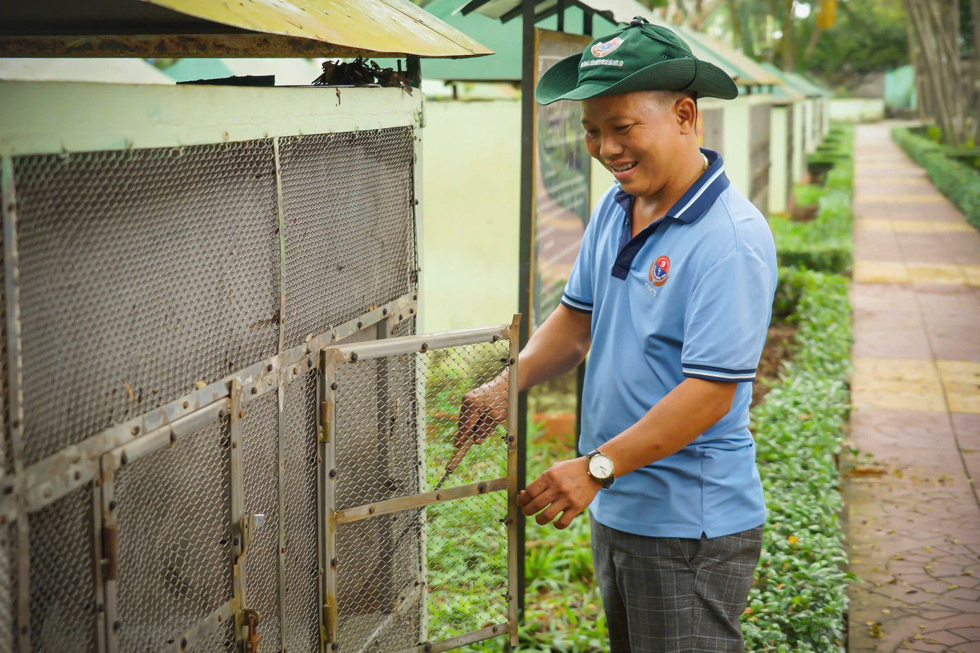“Đội chăm sóc rắn độc gồm 4 người, chia ra làm việc luân phiên để đảm bảo chăm sóc đầy đủ cho các loài rắn. Người chăm sóc rắn độc trước khi mở cửa chuồng phải rất cẩn thận, nhẹ nhàng và chậm rãi để con rắn đang đói không phóng ra ngoài tấn công người”, anh Nguyễn Danh Hiếu (nhân viên chăm sóc rắn) cho biết.