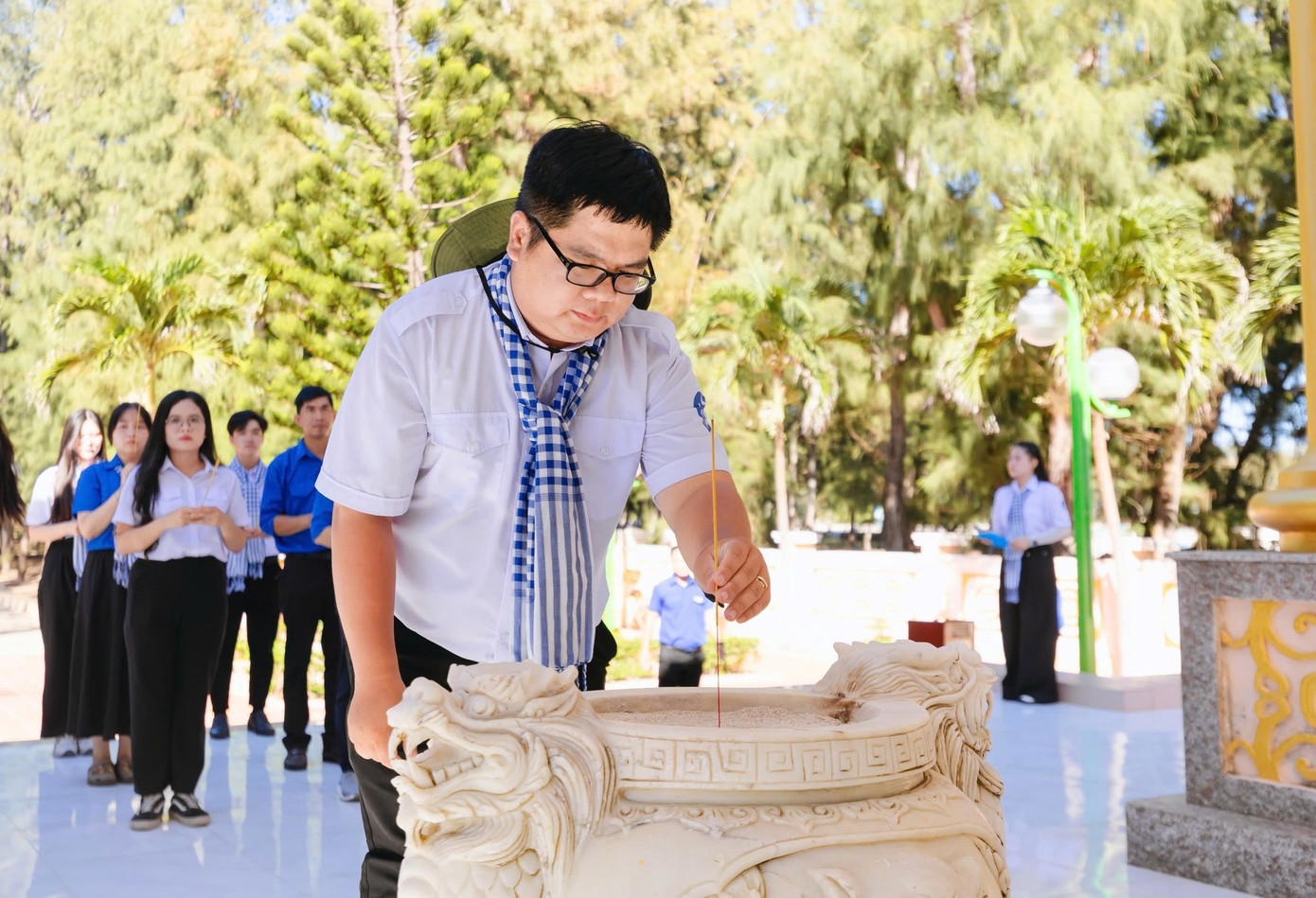 Dịp này đoàn cũng dâng hương dâng hoa tại Bia Liệt sĩ Huyện đảo Phú Quý.