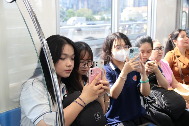 Sinh viên ĐHQG TP. HCM di chuyển bằng tuyến Metro số 1 hàng ngày đến trường.