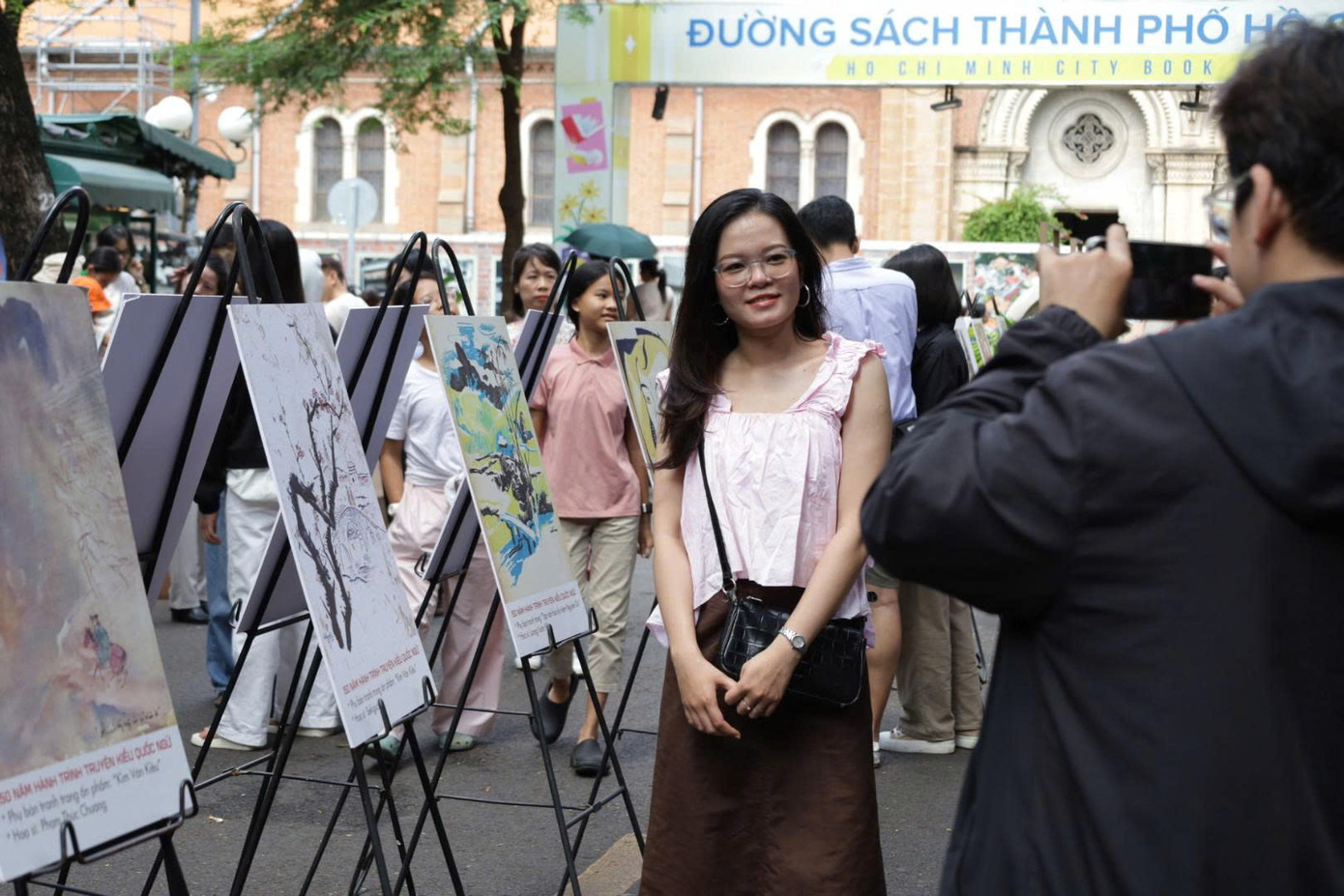 Bạn trẻ lưu lại khoảnh khắc bên những tác phẩm trong triển lãm.