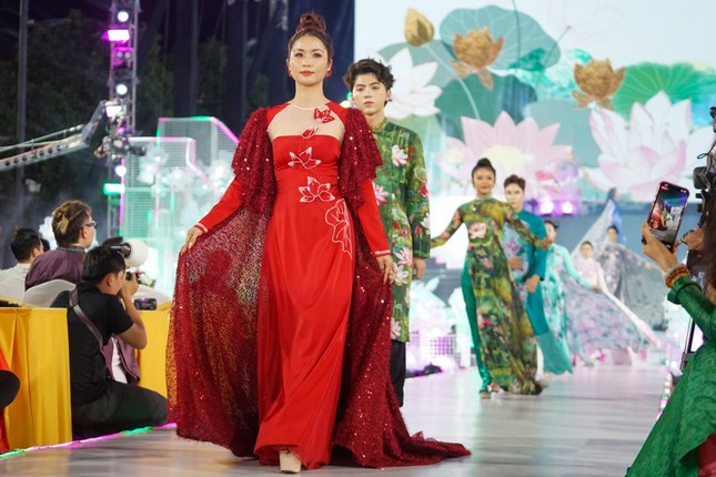 Lễ hội Áo dài TP. HCM lần 11, năm 2025 có tổng mức kinh phí tổ chức dự kiến hơn 20,7 tỷ đồng. (Ảnh: Hồng Nguyễn) Lễ hội Áo dài TP. HCM lần 11, năm 2025 có tổng mức kinh phí tổ chức dự kiến hơn 20,7 tỷ đồng. (Ảnh: Hồng Nguyễn)